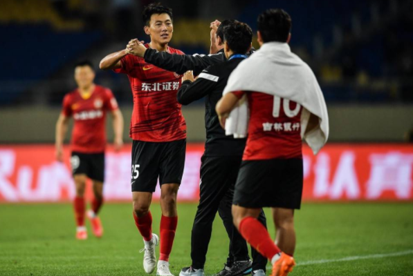 中超-长春亚泰1-0送上海申花赛季首败 王鹏乱战补射建功 中超-长春亚泰1-0送上海申花赛季首败 王鹏乱战补射建功