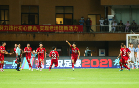 中超-广州城1-1河南嵩山龙门 王上源闪击舒尼奇自摆乌龙 中超-广州城1-1河南嵩山龙门 王上源闪击舒尼奇自摆乌龙