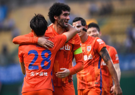 中超-泰山3-1击败广州城四连胜领跑 费莱尼破门贾德松首球 中超-泰山3-1击败广州城四连胜领跑 费莱尼破门贾德松首球