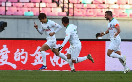 中超-青岛2-1津门虎终结11连败 季骁宣梅开二度巴顿难救主 中超-青岛2-1津门虎终结11连败 季骁宣梅开二度巴顿难救主