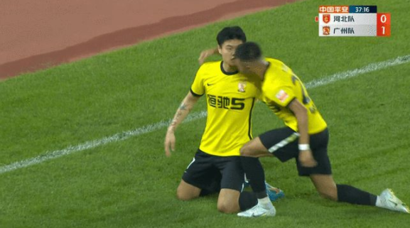 中超-广州1-0双杀10人河北 杨立瑜制胜张俊哲染红 中超-广州1-0双杀10人河北 杨立瑜制胜张俊哲染红