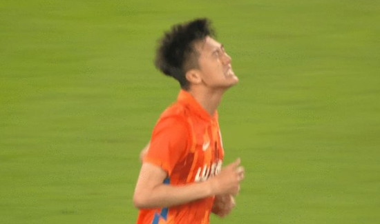 中超-山东泰山1-1终结武汉三镇12连胜 高准翼精彩兜射刘洋扳平 中超-山东泰山1-1终结武汉三镇12连胜 高准翼精彩兜射刘洋扳平