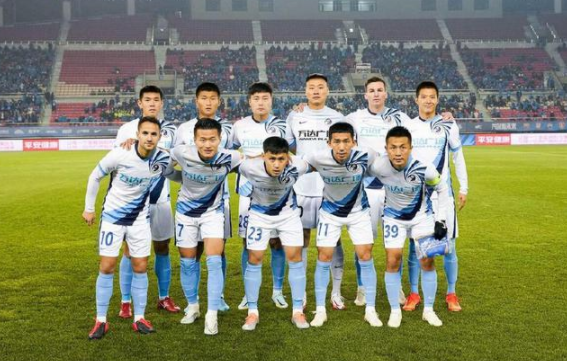 中超-大连人2-1战胜武汉长江 胡靖航头槌林良铭传射费煜绝杀 中超-大连人2-1战胜武汉长江 胡靖航头槌林良铭传射费煜绝杀